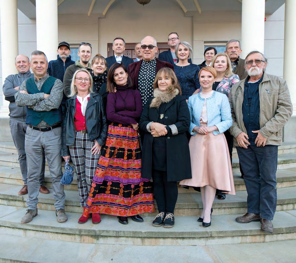 Siedzą od lewej: Anna Jańska-Maciuch, Wiesław Plezia, Iwona Jankowska-Kozak, Dagmara Preisner, Anna Pustelniak-Kuchniak, Piotr Rędziniak, Nina Rostkowska, Andrejus Kovelinas.