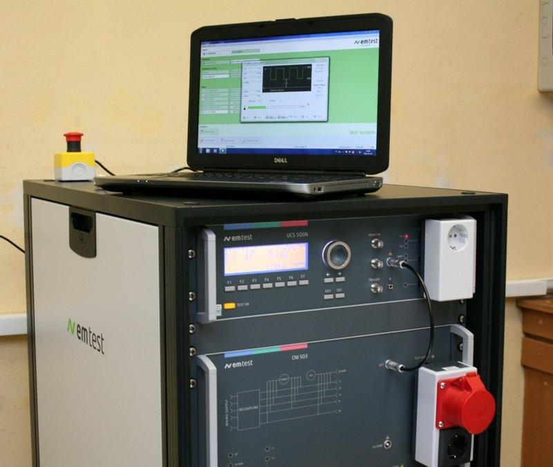 Podstawowe parametry generatora: moduł generatora udarów napięcia (surge) zgodny z normą IEC/EN 6100045; szczytowa wartość impulsu prądu przy zwartym wyjściu: 2500 A ±10%; zakres nastaw poziomu