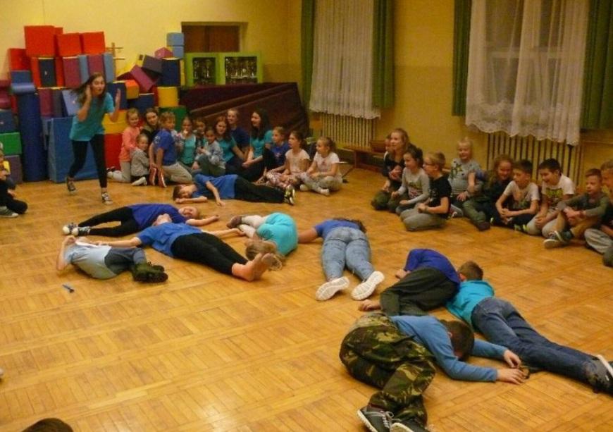 Patrole harcerskie prezentowały wcześniej przygotowane scenki na temat danej formacji wojskowej, a zuchy dumnie opowiadały o zrobionych przez nie plakacie.