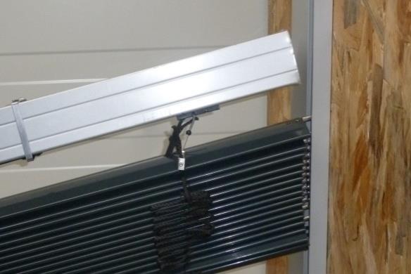 Nieprawidłowe zamontowanie pakietu spowoduje nieprawidłowe (dla wygody montażu pakiet lekko zukosować, aby nie uszkodzić sworzni prowadzących lamele o prowadnice). Zdjęcie 7 11.