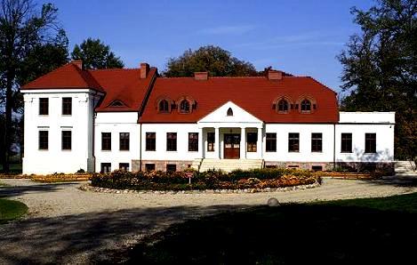 DWÓR w CHOTOWIE Gustowny, pięknie odnowiony, dwór powstał na początku XIX wieku w stylu klasycystycznym.