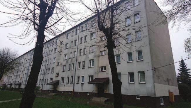 1 km do centrum miasta, 100m od dwóch centrów handlowych (JAN i FILAR), 300m od szkoły podstawowej, 450 m od kościoła parafialnego.