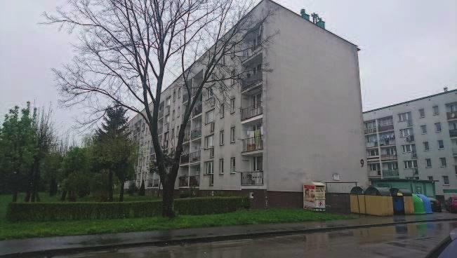 Najbliższe otoczenie budynku to podobne budynki wielomieszkaniowe, otoczone drzewami i krzewami.