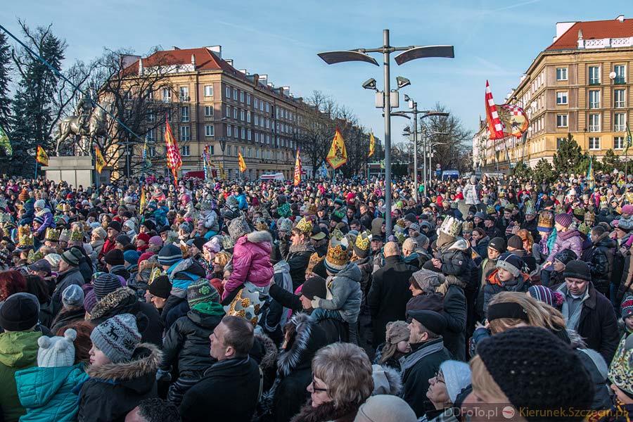 Kolorowy i radosny orszak, na czele z gwiazdą betlejemską i trzema Królami wyruszył w samo południe (z