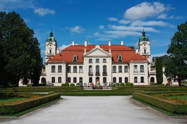 Ta najlepiej zachowana w Polsce rezydencja arystokratyczna, obecnie Muzeum Zamoyskich, wyróżnia się autentycznością i wiernością w utrzymaniu dawnego wyglądu zarówno zabytkowych wnętrz, jak i