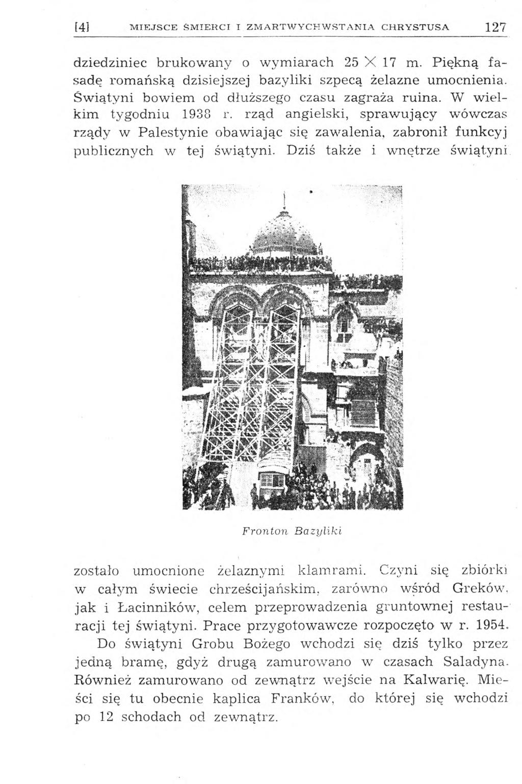 [41 MIEJSCE ŚMIERCI I ZMARTWYCHWSTANIA CHRYSTUSA 127 dziedziniec brukowany o wymiarach 25 X 17 m. Piękną fasadę romańską dzisiejszej bazyliki szpecą żelazne umocnienia.