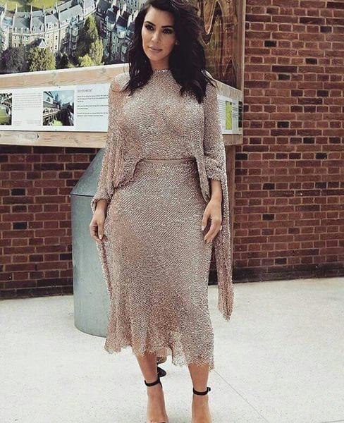 41. Cierpi na łuszczycę 42. W 2012 roku wydała perfumy o nazwie "True Reflection". 43. Kim Kardashian uczęszczała do tego samego przedszkola co Paris Hilton 44. Jej 14.