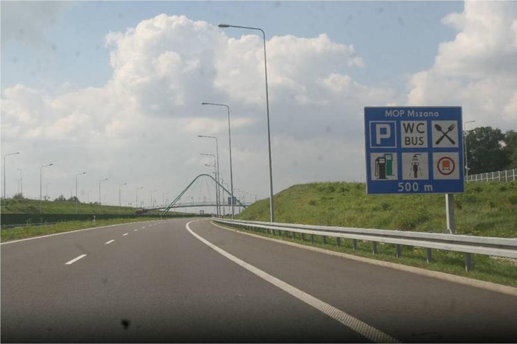 Połączenie obiektu lub urządzenia obsługi uczestników ruchu z drogą, jeżeli nie jest ono usytuowane bezpośrednio przy jezdni, powinno być zapewnione za pomocą dwu- lub jednokierunkowego wyjazdu i