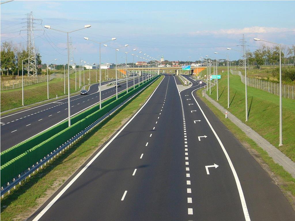Odcinek zwalniania, powinien mieć pas ruchu o szerokości 3,5 m, jeżeli prędkość projektowa drogi jest większa od 80 km/h, szerokości 3,0 m w pozostałych
