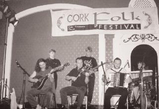14 Fot. z arch. zespo#u Wyst"p na jednym z najwi"kszych festiwali w Irlandii, Cork, 1999 r. roz lo ko wa! si" Car ran tu ohill jesz - cze wów czas bez per ku sji.