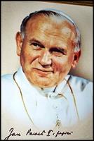Jana Pawła II: witraż z lewej strony nawy, na ścianie
