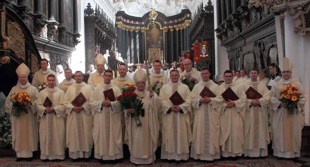 3 Drodzy Synowie! Tegoroczne hasło duszpaster skie:,,jesteśmy napełnieni Duchem Świętym przypomina nam scenę z Wieczernika, w którym wszyscy zostali napełnieni Duchem Świętym (Dz 2,4).