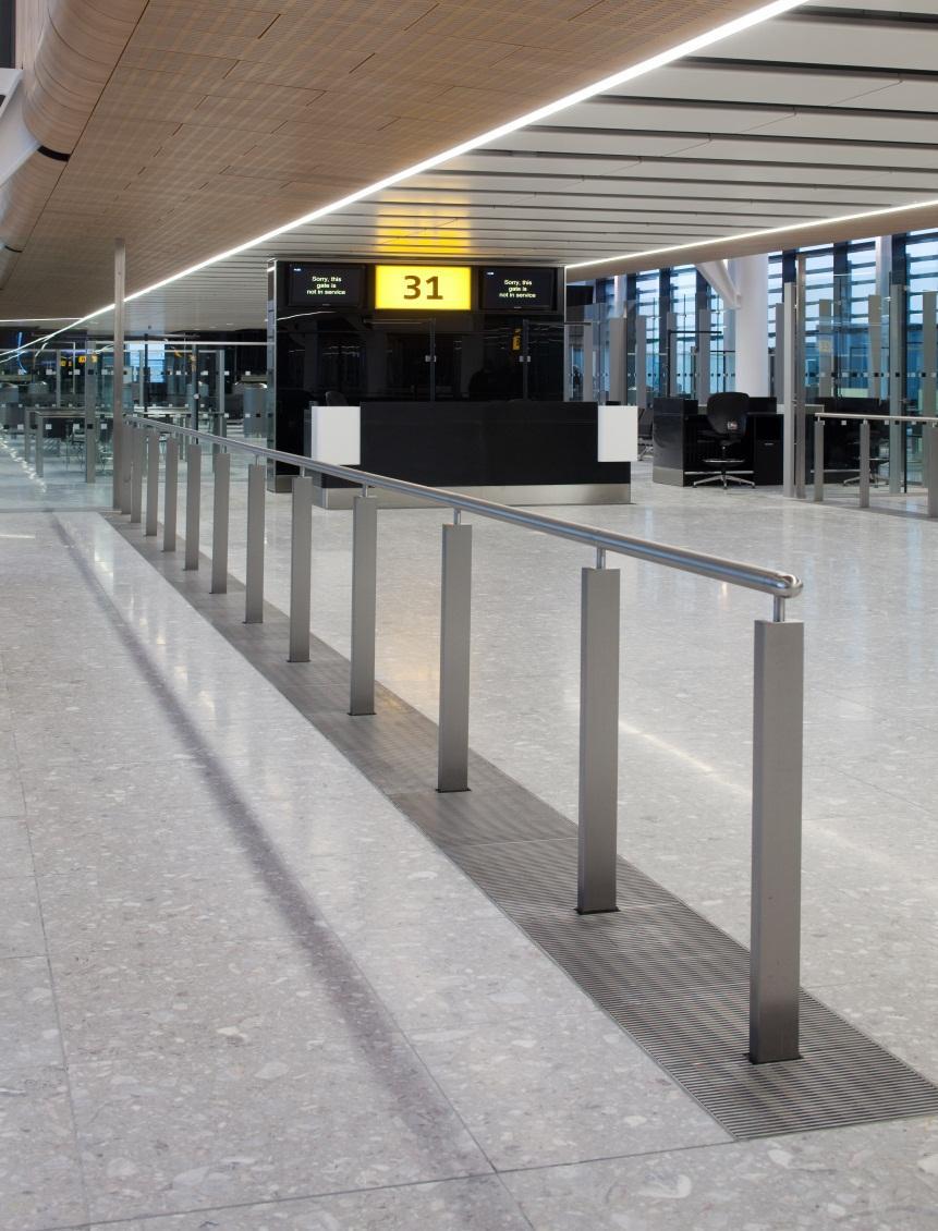 Liniowy nawiewnik podłogowy pod balustradą, czoło ze stali nierdzewnej, materiał LSE,