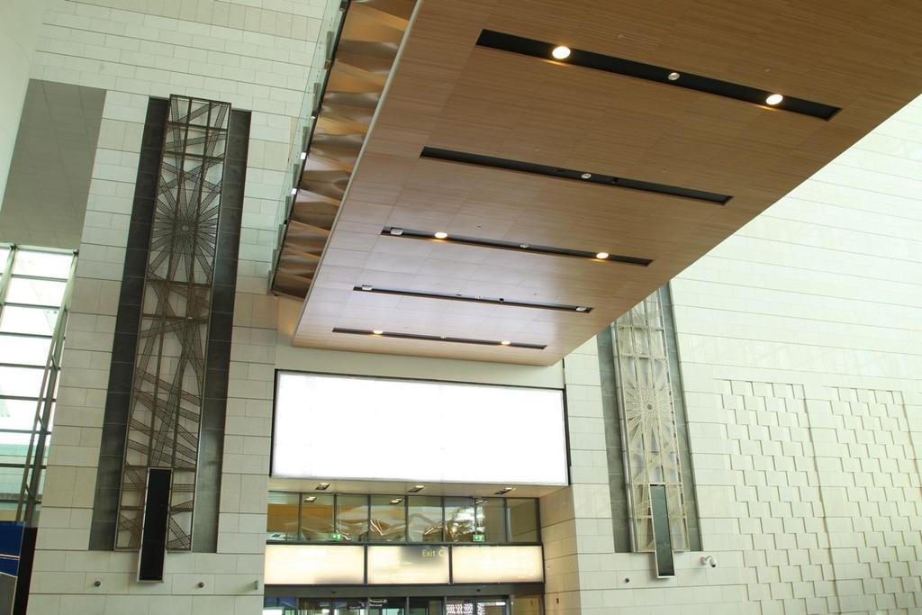 Nawiewnik ścienny 8000 x 600 mm z dyszami, sekcją wyporową i designerską kratą