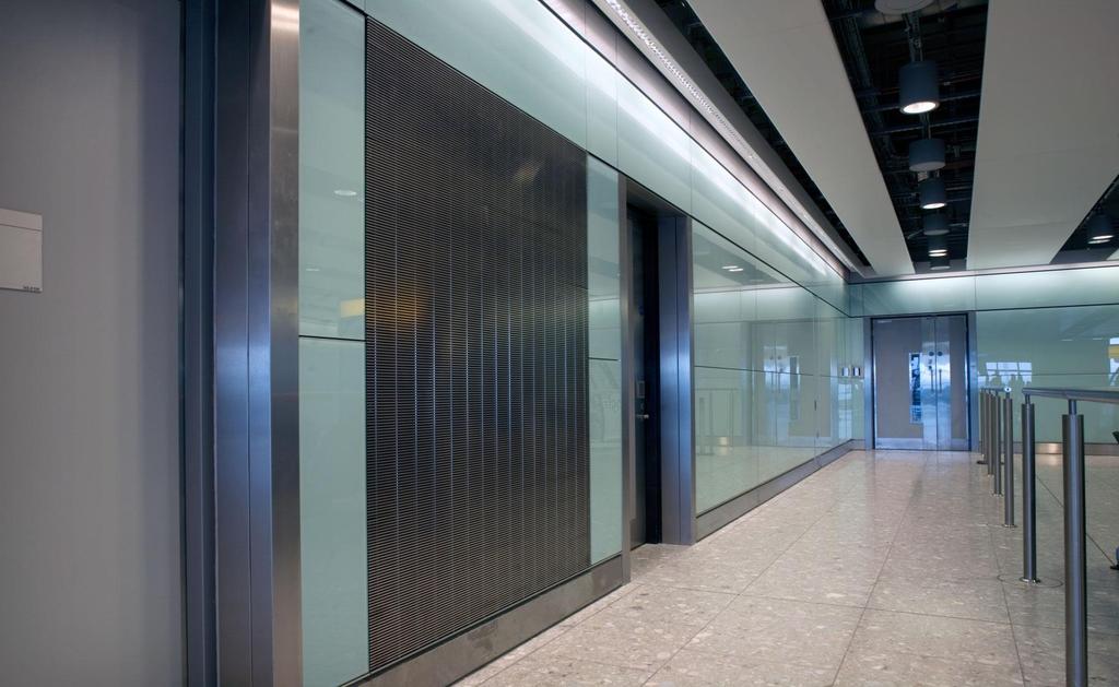 nawiewnik w ścianie z kratą czołową LSE Heathrow