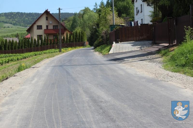 Zakończono zadanie p.n. Modernizacja drogi gminnej Łącko Pożogi w miejscowości Łącko. Prace obejmowały wykonanie nowej nawierzchni bitumicznej na odcinku drogi dł.