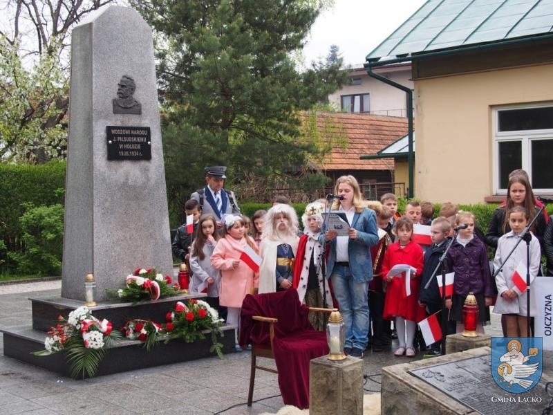 złożyły wiązanki kwiatów pod pomnikiem.