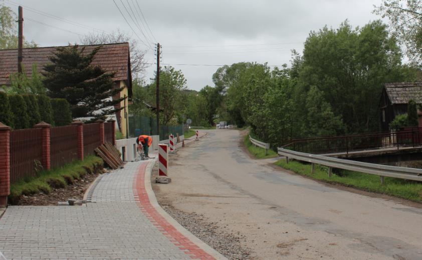 Trwają prace związane z budową chodnika w ciągu drogi powiatowej Łącko Wola Kosnowa w m.