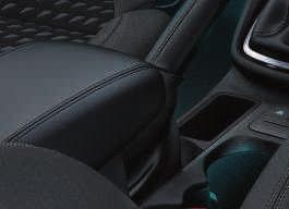 elementy wyposażenia wnętrza w porównaniu z wersją SYNC Edition Przednie fotele z tapicerką materiałową Dynamo, styl sportowy Kierownica i uchwyt dźwigni zmiany biegów pokryte skórą Konsola centralna