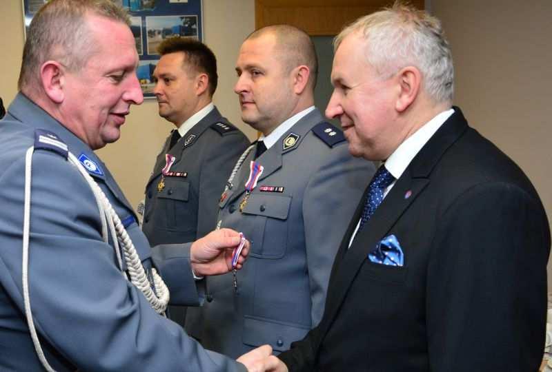 STRONA 2 KOMUNIKATOR MGP Komendant Wojewódzki Policji z siedzibą w Radomiu podziękował za inicjatywę, dzięki której w roku setnej rocznicy odzyskania przez Polskę niepodległości