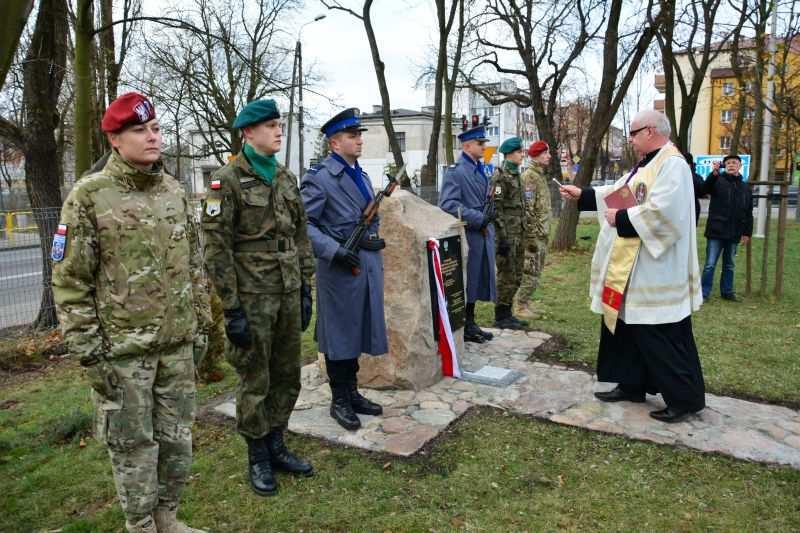 Mówił, że to bardzo ważne, aby nie zapominać o funkcjonariuszach Policji z tamtych lat, że wszyscy musimy oddać im cześć za ich determinację i oddanie odrodzonej Ojczyźnie.