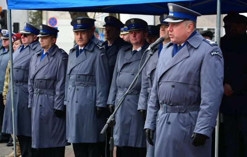 Po uroczystym odsłonięciu obelisku, uczestnicy wydarzenia przeszli do sali odpraw Komendy Miejskiej Policji w Płocku, gdzie pomysłodawca powstania obelisku na terenie Komendy