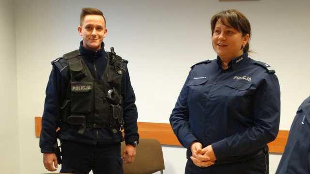 KOMUNIKATOR MGP STRONA 3 Żyrardowski funkcjonariusz wyróżniony za uratowanie życia W czwartek, 22 listopada, w Komendzie Powiatowej Policji w Żyrardowie zorganizowana została zbiórka, podczas której