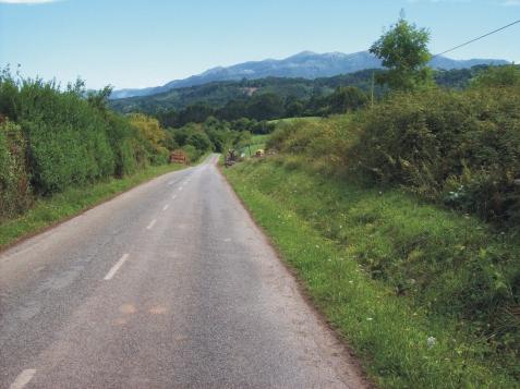 Wiele ludzi wędruje jednak kolejne 90 km, nad ocean, do miejscowości Fisterra (uważanej kiedyś za koniec ziemi ). Współcześni pielgrzymi wzorem najbliższym możliwym miejscu na szlak.