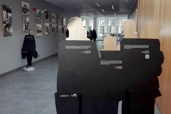 Wystawa składa się z 12 plansz czarno-białych: 4 - w formacie 160 x 160 cm i 8 - w formacie 160 x 60 cm, w formie wydruków na płycie tubond przedstawiających sylwetki ludzi trzymających walizki.