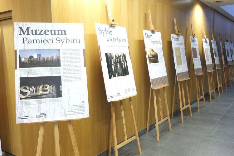 Wystawa Sybir ich połączył Wystawa planszowa pt. Sybir ich połączył - polscy zesłańcy w ZSRS w latach 1939-1956 prezentuje przekrojowo historię zesłań na Sybir w czasach sowieckich.