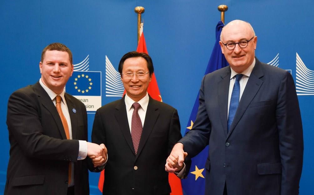 Od lewej do prawej: Alan Jagoe, Przewodniczący Young Farmers Organisation in Europe (CEJA); Minister Rolnictwa Han Changfu (Chiny); EU Komisarz Rolnictwa I Rozwoju Wsi UE, Phil Hogan Przyszłość CAP