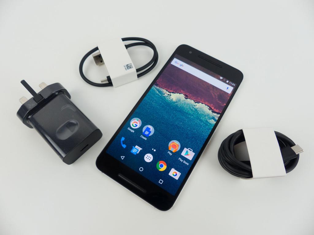 Obudowa ocena 5 Jeśli chodzi o obudowę to Nexus 6P musiał na starcie sprzedaży zmagać się z plotkami na temat swojej niezbyt wytrzymałej konstrukcji.