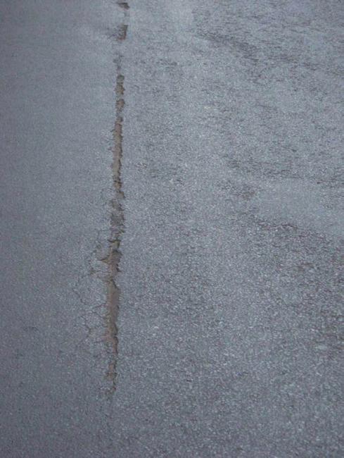 Niestety, gorąca warstwa w obszarach kontaktu z czynnikami obierającymi cieło (krawędzie, owierzchnia dolna i górna) zdecydowanie szybciej odlega wyziębieniu, co komlikuje zagęszczanie i stwarza