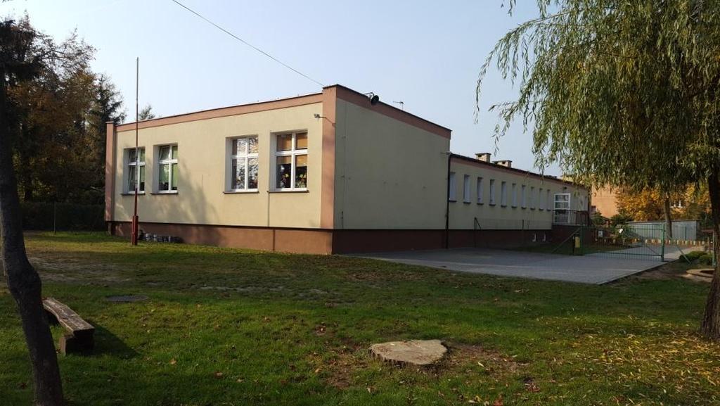 Projekt obejmuje budowę nowego skrzydła mieszczącego: 3 w pełni wyposażone sale zajęć zapleczami sanitarnymi i szatniowymi, gabinet logopedy / psychologa i salę zajęć dodatkowych, część rozbudowanego