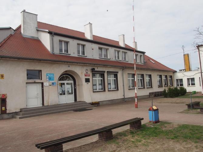 Kompleksowa modernizacja energetyczna budynku Szkoły Podstawowej w Radzewie Całkowity planowany koszt projektu: 3 175 947,14 zł Kwota dofinansowania z EFRR: 2 393 445,68 zł Gmina uzyskała