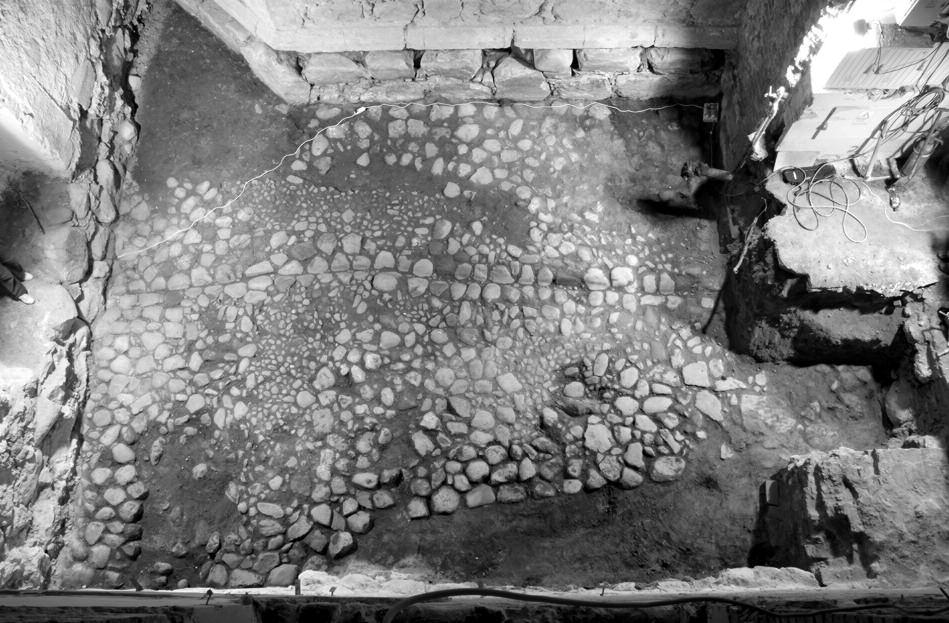 PLANSZA 98 Ryc. 5. Bruk w przejeździe bramnym Zamku Wysokiego (fot. M. Starski). Fig. 5. Pavement in the gateway passage of the high castle.