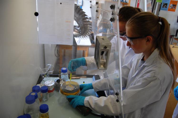 Moje doświadczenia z praktyki w Niemczech Laboratorium szkolne DLR_School_Lab TU Dresden, gdzie odbywam swoją 3 miesięczną praktykę z programu Erasmus +, mie ci się w pomieszczeniach Muzeum Zbiorów