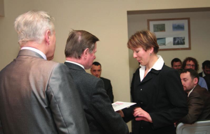 Wręczenie decyzji Uroczyste wręczenie decyzji o nadaniu uprawnień budowlanych w sesji jesiennej 2013 r. odbyło się 10 stycznia 2014 r. w siedzibie Izby w Poznaniu przy ul. Dworkowej 14 budynek B.