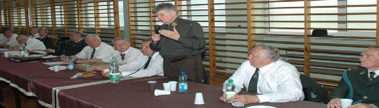 honorowy klubu omawia założenia monografii KKiKŁ, Marek Zuski - skarbnik, Leszek Szewczyk - wiceprezes