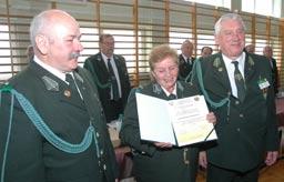 najważniejsze wydarzenia klubowe, niestety bez podania nazwisk autorów zdjęć, dokumenty (akty założycielskie, legitymacje, dy-plomy, zaproszenia), pamiątki z wystaw i imprez