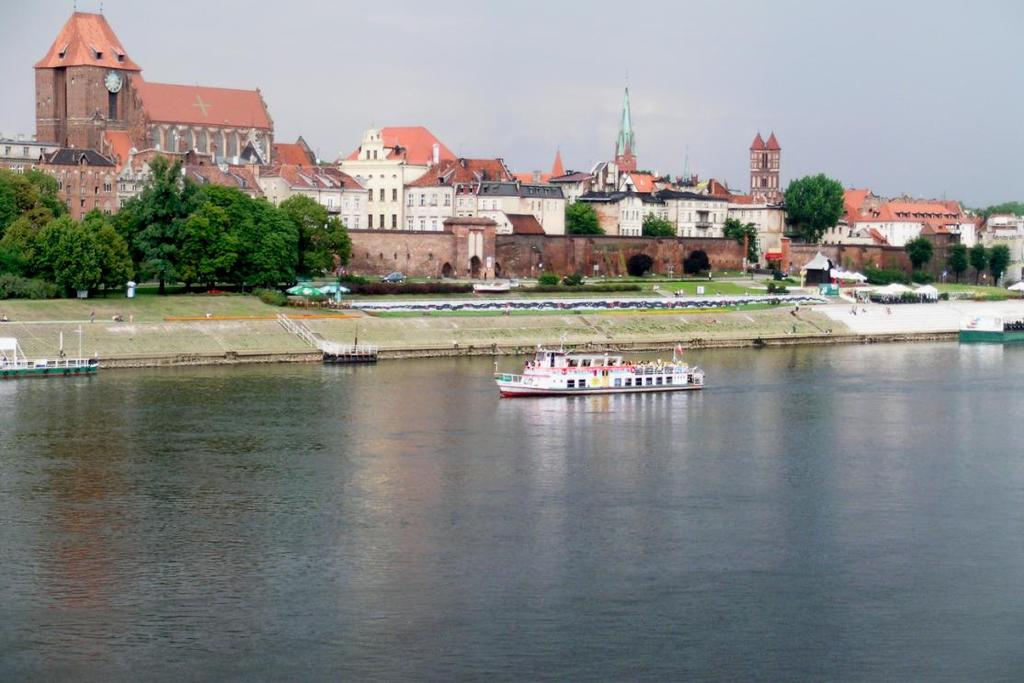 Fot. 11. Toruń. Widok na średniowieczną częśc miasta z mostu im. J.Piłsudskiego (fot. J. Angiel) Fot.