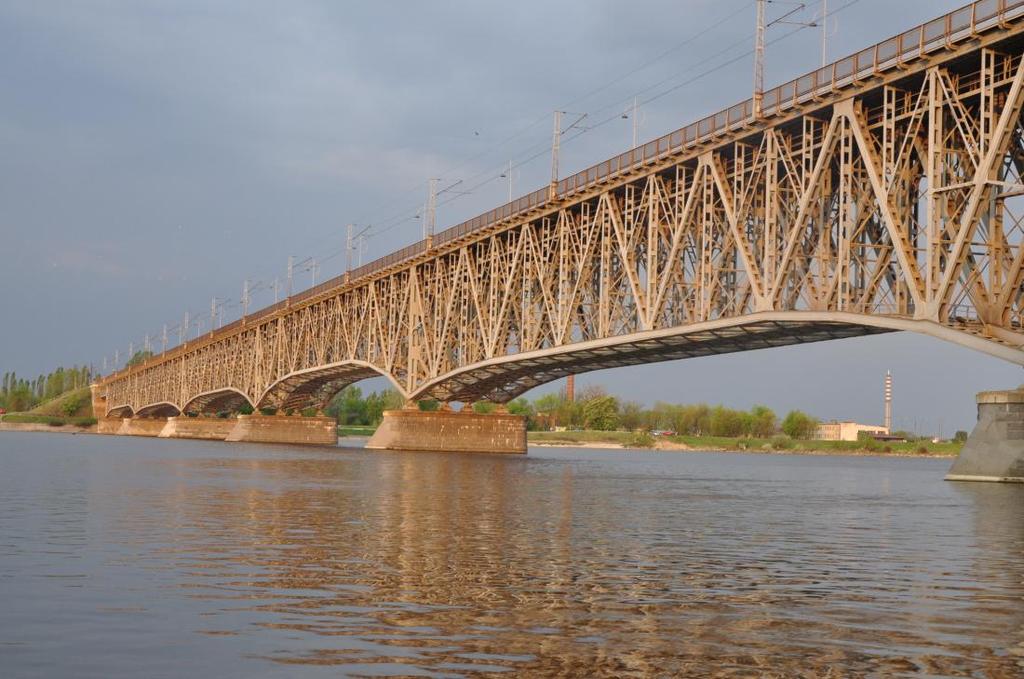 Fot. 16. Płock. Zabytkowy żelazny most im. Legionów Józefa Piłsudskiego zbudowany w latach 1937-1938 (fot. J. Angiel) Fot.