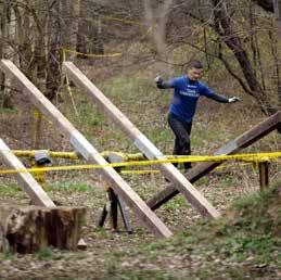 Niedozwolone: Czołganie się pod przeszkodą.
