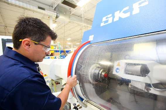 Nowej generacji łożyska baryłkowe SKF Explorer zapewniają dłuższą trwałość eksploatacyjną w warunkach niedostatecznego smarowania lub znacznych zanieczyszczeń, typowych dla wolno obracających się