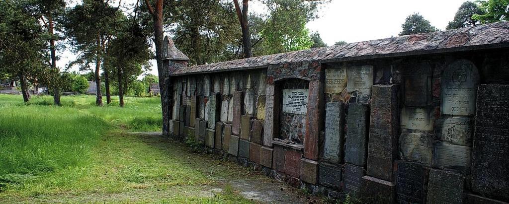 1. Cmentarz żydowski (kirkut) - ul. Zarzecze Cmentarz żydowski został założony na początku lat 20. XIX wieku w kompleksie innych cmentarzy wyznaniowych o powierzchni ok. 3,8 ha.