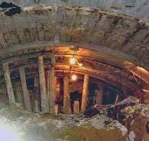 ; obecność, położenie i stan techniczny urządzeń podziemnych na trasie przyszłego tunelu; warunki powierzchniowe: zabudowa nad i obok tunelu, rodzaj jej fundamentowania, wrażliwość na osiadania;
