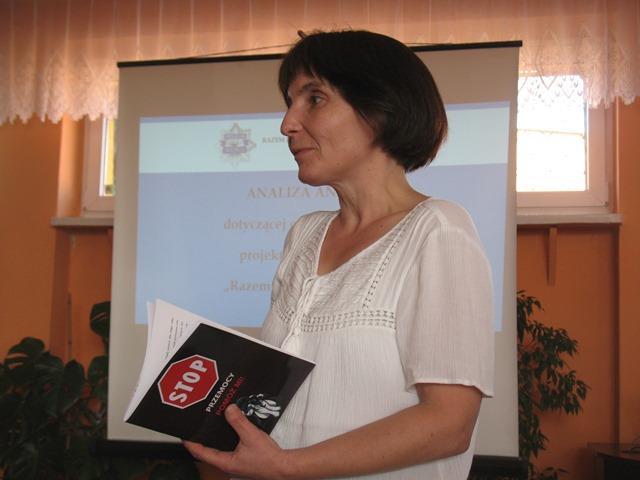 Maria Radoń opowiedziała o ciekawym i wartościowym projekcie edukacyjnym Razem przeciwko przemocy realizowanym przez Komendę Powiatową Policji w Słupcy w partnerstwie z Zespołem Szkół Zawodowych w