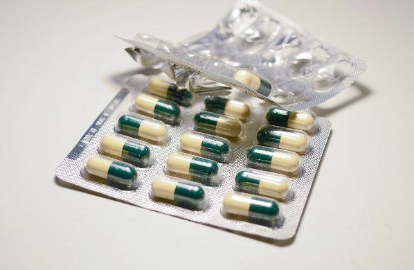 Naukowcy od pewnego czasu wiedzą, że przepisywanie antybiotyków może wyrządzić więcej szkody niż pożytku, jednak badania dotyczące takich zjawisk, jak oporność na antybiotyki w dziedzinie zdrowia