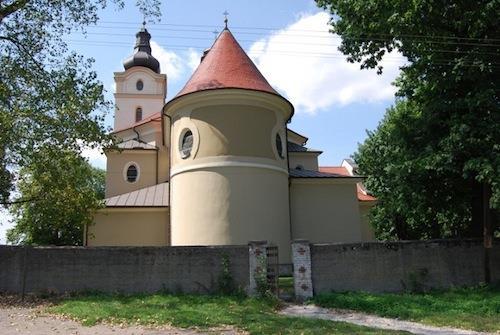 wyznaczony teren przebiega szlak rowerowy, który przy