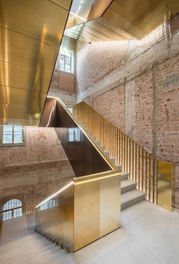 Fondaco dei Tedeschi kontrowersyjna transformacja zabytków Wenecji 4. Interwencja architektoniczna Transformacja Fondaco na luksusowy dom towarowy zakłada jego przemianę od środka.